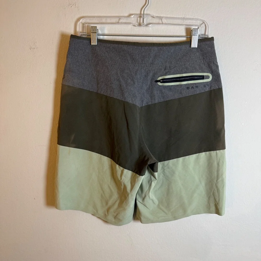 Oakley Mens Performance Fit Colorblock Board Shorts Grey Green Size 30